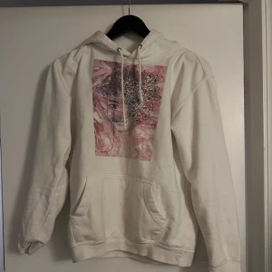 The cool elephant hoodie  - Jag säljer denna hoodie i XS då den inte kommer till användning längre. Den är använd ganska mycket men är i ett fint skick ändå.  Pris kan diskuteras 