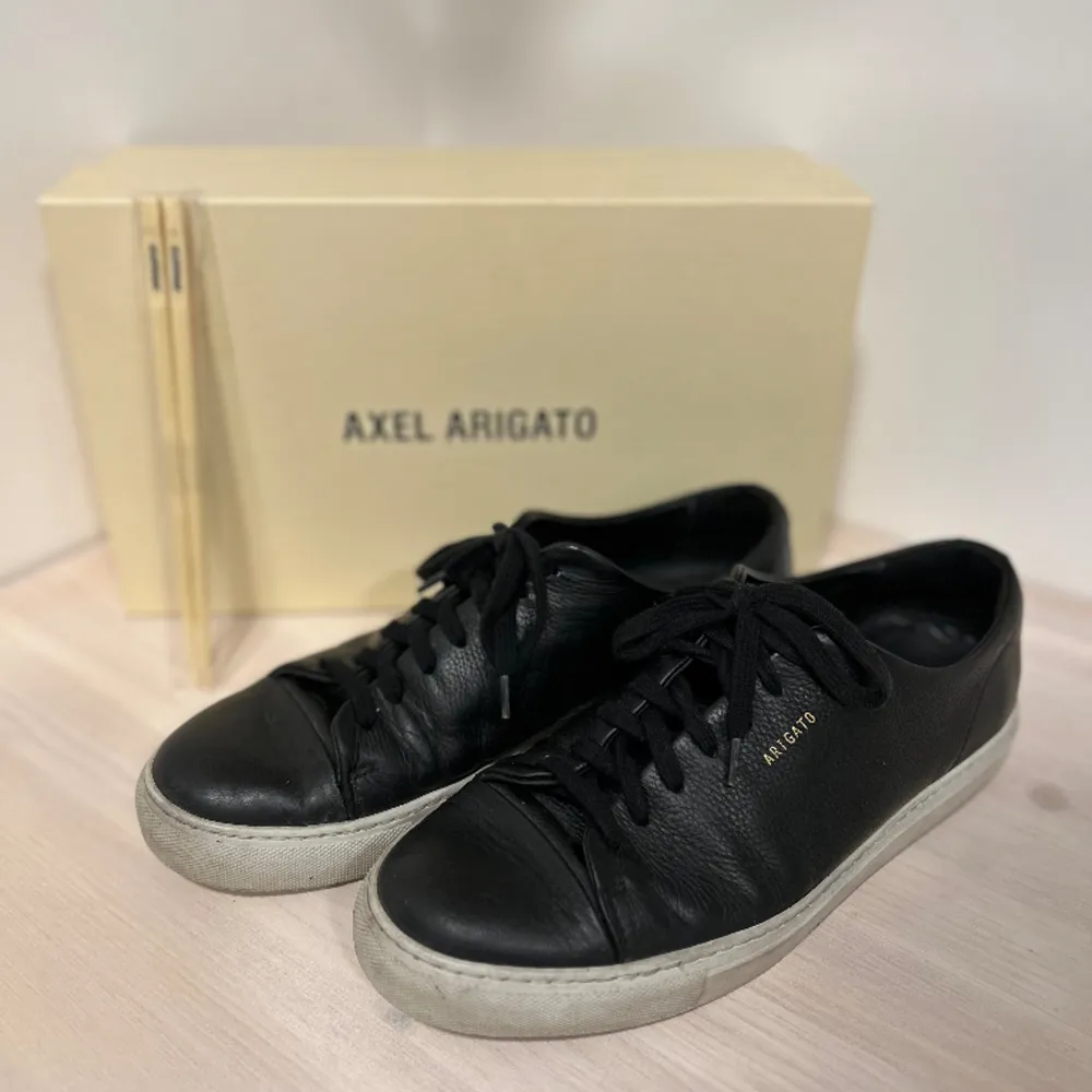 Axel arigato skor i svart läder storlek 42. . Skor.