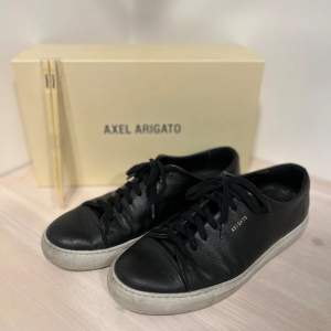Axel arigato skor i svart läder storlek 42. 