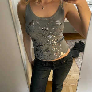 y2k linne - Supergulligt blågrått glittrigt linne med fjärilsdetaljer i y2k stil✨