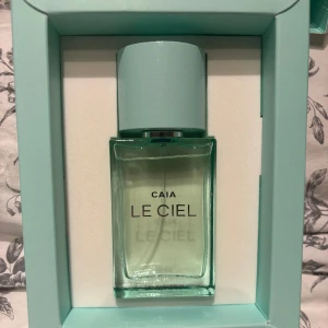 Parfym - En fräsch parfym från Caia,säljer pågrund av att doften inte passade mig🌼taget 1 sprut ifrån.