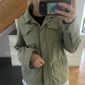 Grön jacka esprit - Grön jacka från esprit perfekt till våren eller sommaren, använd fåtal gånger. Nypris 1200kr