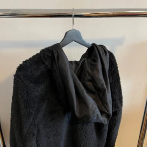 Croppad Teddyjacka  - Croppad teddyjacka från Vero Moda.