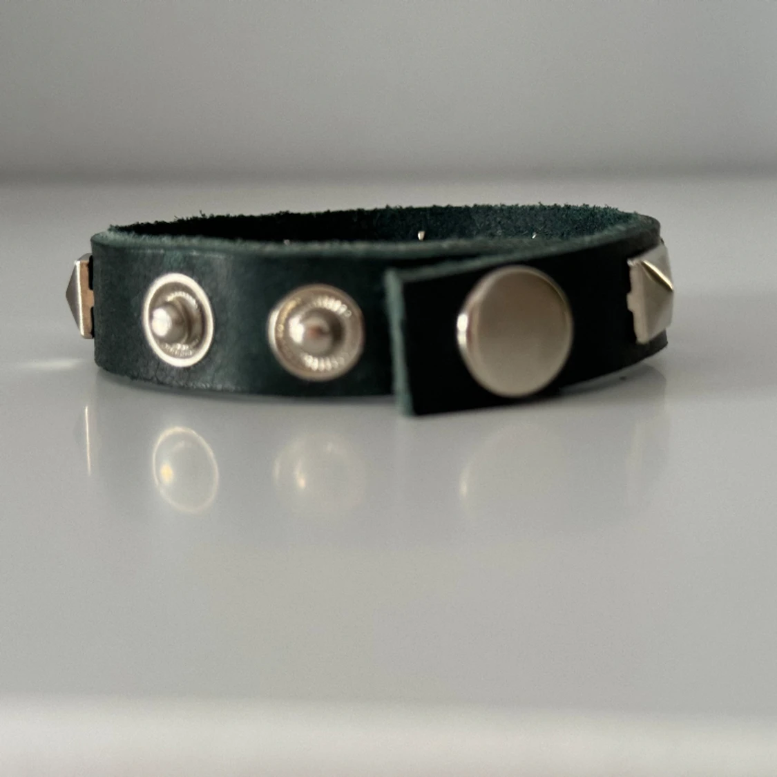 Grönt läder med silverfärgade nitar🌟 - 91