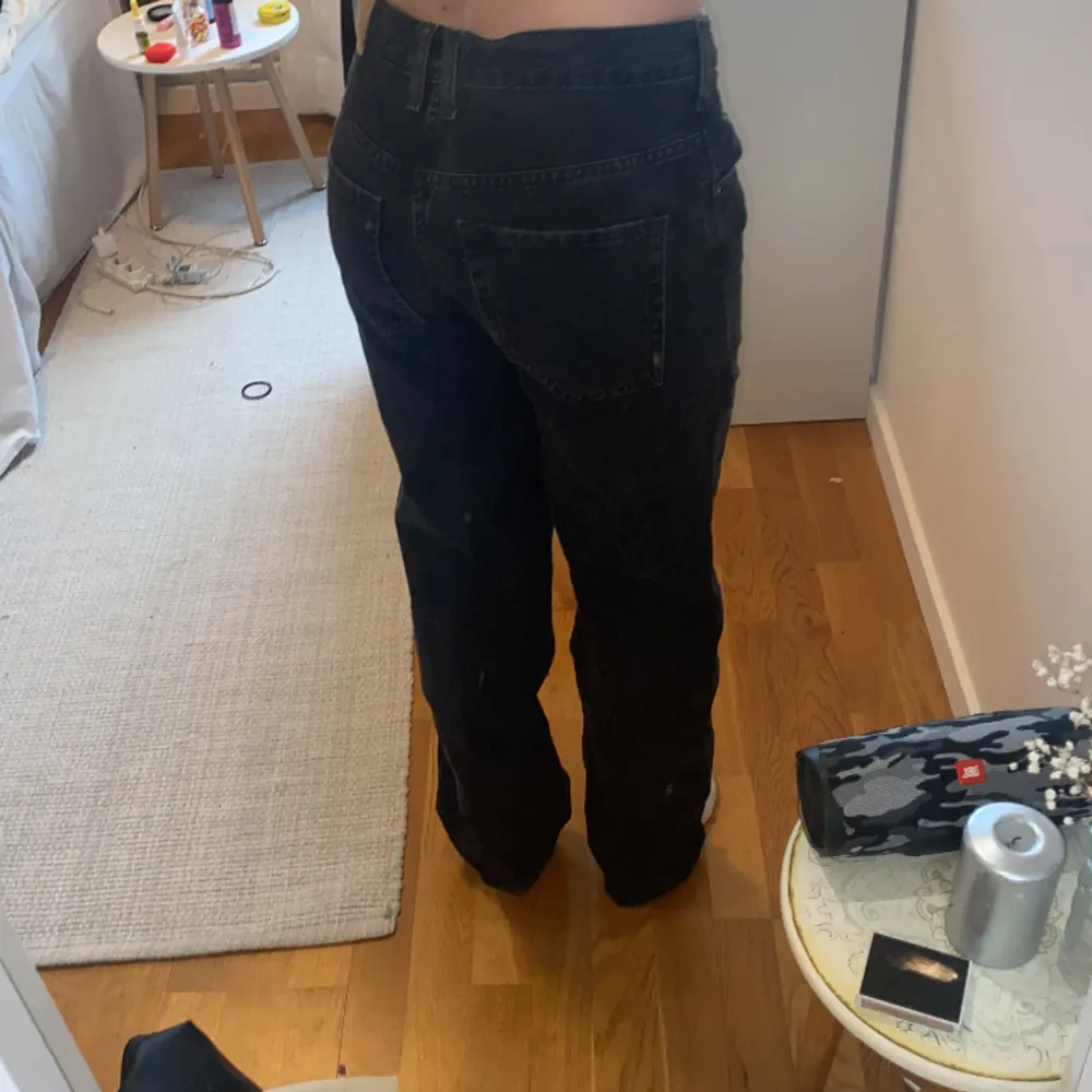 Mörkgråa/ svartgråa baggy jeans från weekday använda enstaka gånger. Super fina! Passar mig som är 170 och har strl S. . Jeans & Byxor.