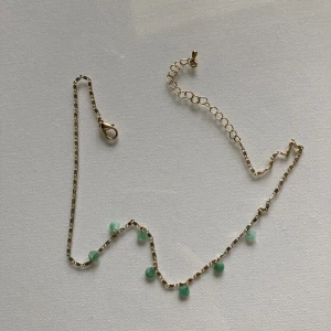 Fint halsband 🫶🏻⭐️ - Fint halsband från HM🫶🏻. På längden är halsbandet tot 45cm⭐️. Bra skick 💕använd Max 5 gånger. Kjedjan är guld och ”pärlorna” marmor gröna 💛💚