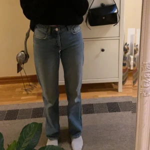 Zara jeans - Säljer mina zara jeans i storlek 34 pga att de inte passar längre. Jeansen har använts en del men är fortfarande i bra skick. Pris kan diskuteras💕