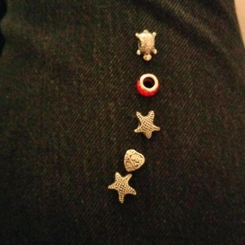 De är i bra skick men är lite smutsiga. Köpta sen långt tillbacka. Det är charms i sterling silver. Säljer de för 90 kr/styck. . Asusteet.