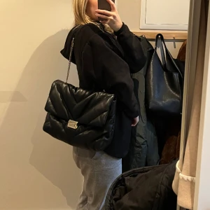 Väska  - Väska köpt på Zara. Är i fint skick. Rymlig väska där man kan ha allt från  böcker till gymkläder. 