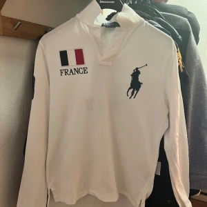 Långärmad RL Piké - Säljer en RL piké! Mjukt, skönt och svalt matrial. Storlek M