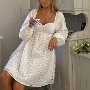 Na-kd klänning  - Slutsåld vit klänning med blommönster från Sanna Jörnviks kollektion med Na-kd 💖 Såå fin och helt oanvänd med lapparna kvar 🧸Skriv för egna bilder 🙏🏼