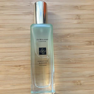 Jo Malone parfym ( HELT NY) - Säljer min mini Jo Malone parfym då jag fick den i present och jag inte tyckte om hur den doftade på mig.  Den är alltså helt ny. Doften heter ”osmathus blossom cologne”. Priset går alltid att diskutera vid snabbt köp❤️