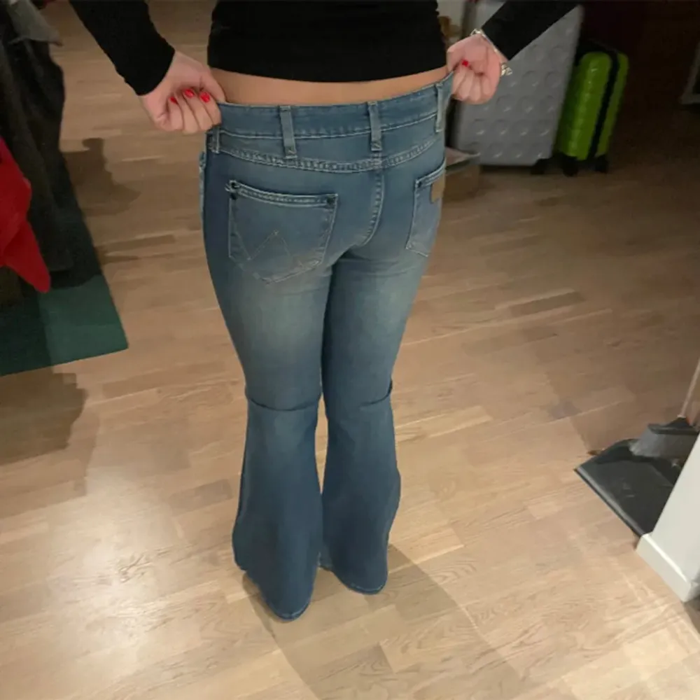 Super fina wrangler jeans i storlek 38 som är för stora för mig, frakten kostar 68kr. Jeans & Byxor.