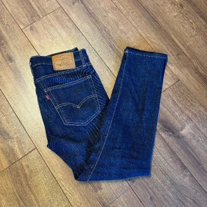 Jeans - Sköna jeans som sitter slimmat. Model 512. Skick 10/10 aldrig använda Hör av dig vid funderingar 