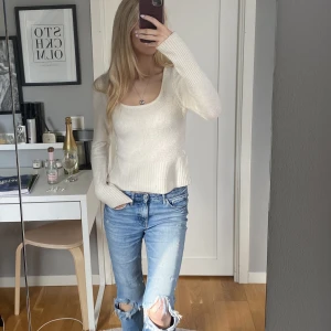 Vit stickad långärmad topp - En stickad vid långärmad topp/tröja med fin skurning 