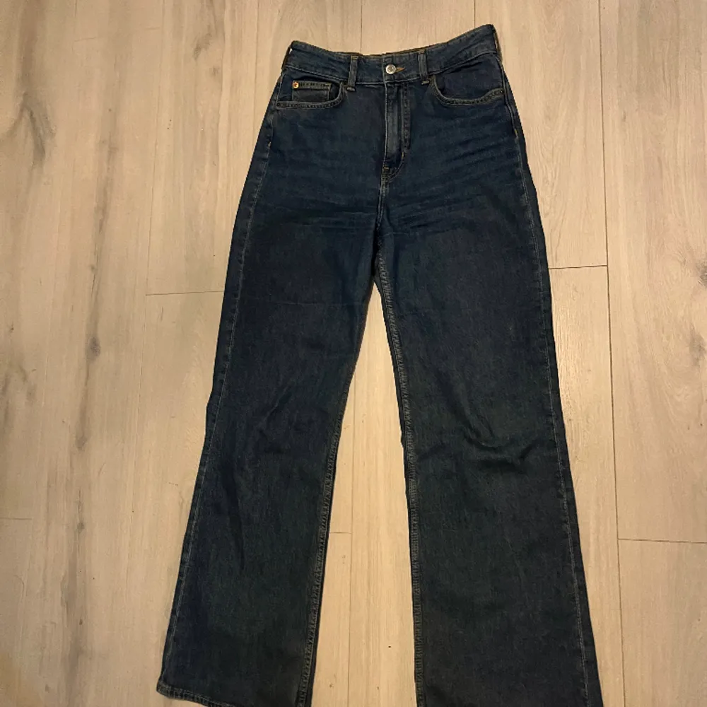 Säljer dessa mörk blåa jeans som går högt i midjan. Dem sitter jättefint på kroppen och är i storleken 38🤍. Jeans & Byxor.