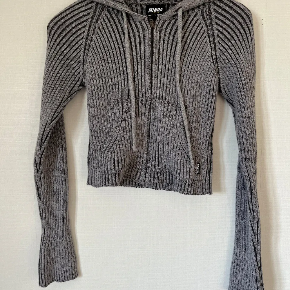 En grå stickad zip-up från Minga London! Använd en gång. Säljer pågrund av att tröjan inte passar min stil längre☺️ Nypris ligger på ~800. Tröjor & Koftor.