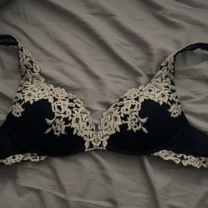 Intimissimi bh - Säljer denna intimissimi bh i storlek 75B eftersom den inte passar mig. Aldrig använt. Köparen står för frakten.💓