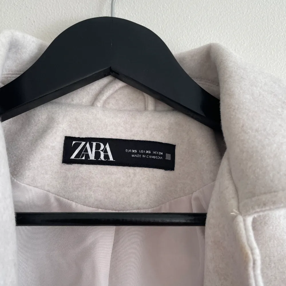 Jättefin vår/höst jacka från Zara som funkar perfekt både tidig vår och höst. Jackan är i storlek Xs. Den är helt ny, aldrig använd endast testad. Jackor.