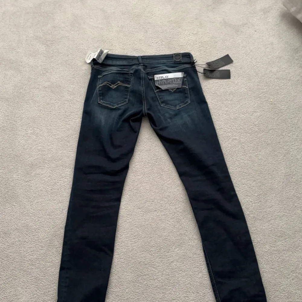 Helt nya replay hyperflex jeans i storlek 27/32. Pris 599 . Jeans & Byxor.