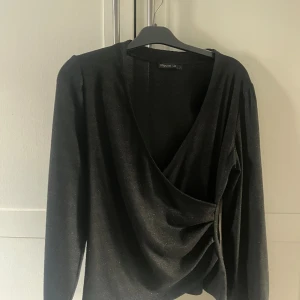 Omlott top Mq - Superfin topp från Mq, omlott. Bra skick ! ❤️
