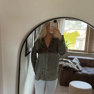 Blus  - Såå fin ”satin” skjorta från zara! Helt slutsåld. Använd 1 gång, förekommer en liten fläck på framsidan men är säker på att det går bort lätt i tvätten.🫶🏼 strl xs men passar S och M också beroende på hur man föredrar sin passform 🩷