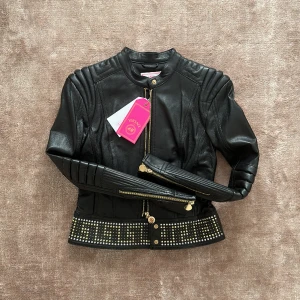 Versace  - En skinnjacka helt nytt 💛🌟 super fin i modellen och tidlös. 