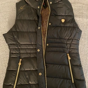 Stallväst  - säljer min helt oanvända stall väst då den inte används, den är i nyskick och är aldrig använd.