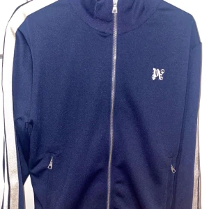Palm Angels Zip - Tjena säljer ännu en fräsch och snygg Palm Angels zip. Den är också nyskick och givetvis äkta. För fler frågor är det bara att höra av sig.