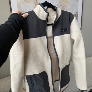 Fleece från Peak - Så fin fleece från Peak Performance. Stl 170 barn men pasar en vanlig S💕