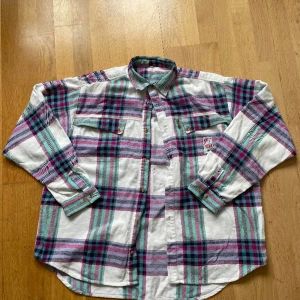 Flannel skjorta - Hej! Säljer en fin flannel skjorta. Har inte jättebra koll på märket men verkar vara kopplat till golf. Finns i Stockholm men kan skickas! 