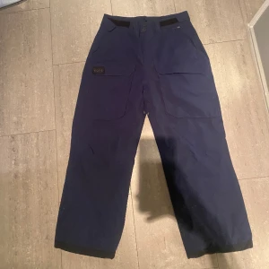 Skidbyxor EQPE Diego edition - Säljer dessa feta EQPE skidbyxor  använda 1 månad. Skick 8/10 lite rippade där bak nypris 1500kr säljer dessa för endast 800kr