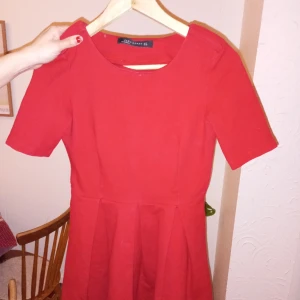 Jättesnygg röd Zara klänning 😍 - Jättefin klänning från Zara, är använd men i bra skick därav priset (den kostade 400 ny) 💗💗