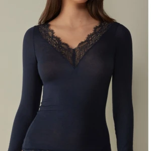 Intimissimi tröja  - Säljer den här superfina intimissimi tröjan som jag köpte här på plick,jag har aldrig använt den,vill byta till svart. Förra användares bild, hade knappast använt den heller. Väldigt fin och inga tecken på användning! Budgivning i kommentarerna!💕 