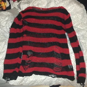 Grunge stickad tröja  - Bra skick, använd typ en gång. Hålen är där med mening från början lol. Säljer för används ej.