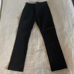 Svarta jeans från Zara, endast testade och köpta nya i butik. Storlek 34/XS. Slutar lite nedanför ankeln på mig som är 164 cm 💕