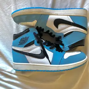 Jordan 1 ”University blue” High. Storlek 44 Använda få antal gånger! Små skador har och där (inget man märker) Skosnörena är lite trasiga så måste bytas ut. Kan fixas vid önskning och snabb affär! Hör av dig vid pris eller funderingar. Ingen låda!Mvh