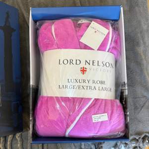 En Lord Nelson vicotory morgonrock i rosa i stolek s/m, i extra large form. Helt ny! Pris kan diskuteras! Ordinariepris 350, säljer för 190kr