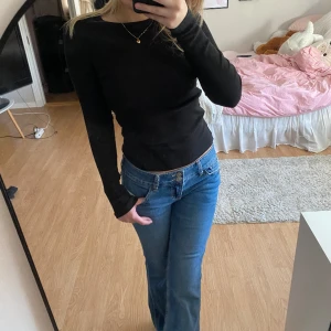 BASIC T - Säljer denna basic men så fina tröja! Den är ribbad!  Använd fåtal gånger - fint skick’  Passar upp till M!