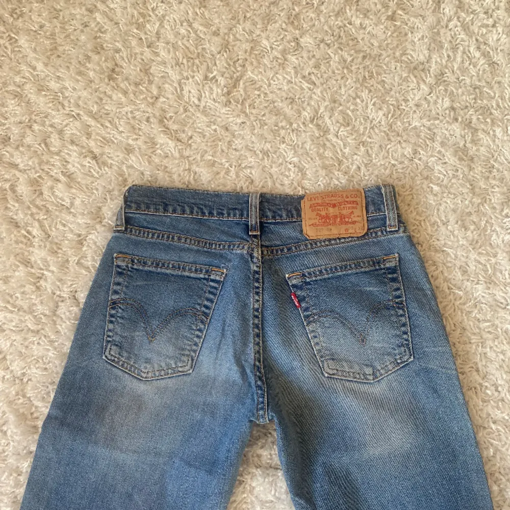 Jättesnygga lågmidjade jeans från Levis i strl W28 L32🩵 har ett litet hål på rumpan, skriv för bild! Midjemått: 37cm, innerbenslängd: 81cm. Jeans & Byxor.