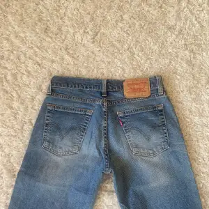 Jättesnygga lågmidjade jeans från Levis i strl W28 L32🩵 har ett litet hål på rumpan, skriv för bild! Midjemått: 37cm, innerbenslängd: 81cm