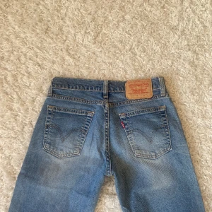 Lågmidjade Levis jeans - Jättesnygga lågmidjade jeans från Levis i strl W28 L32🩵 har ett litet hål på rumpan, skriv för bild! Midjemått: 37cm, innerbenslängd: 81cm