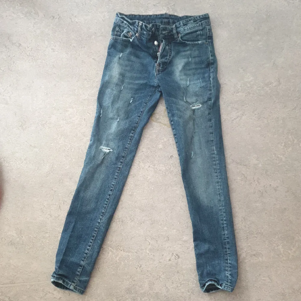 dsquared 2 jeans i befintligt skick Storlek 42 i italiensk storlek. Jeans & Byxor.