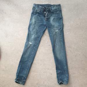 dsquared 2 jeans i befintligt skick Storlek 42 i italiensk storlek
