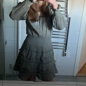 Jätte fin sommarklänning från neo noir  - Säljer då jag inte använder den längre💗 jätte bra skick och köpt för ca 700kr! Den är lite kort i armarna på mig som är 178cm lång.