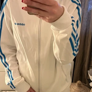 adidas zip up - Köpte denna på plick men den passa tyvärr inte som jag hade tänkt. Annars jätte snygg och bra skick. Hör av dig vid minsa lilla fråga, priset kan diskuteras. Bilderna är lånade btw!
