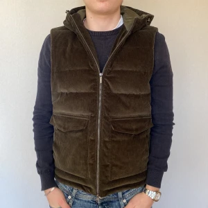 Stenströms väst - Säljer nu denna extremt feta stenström väst i riktigt bra skick och är sparsamt använd. Västen är i Manchester material med två fickor och en luva. Det är bara att höra av sig vid funderingar.