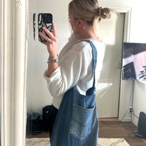 Jeansväska  - En av våra blåa väskor, lite mindre i modellen än resterande. Passar perfekt till våren eller för att piffa upp en svart outfit!🩵