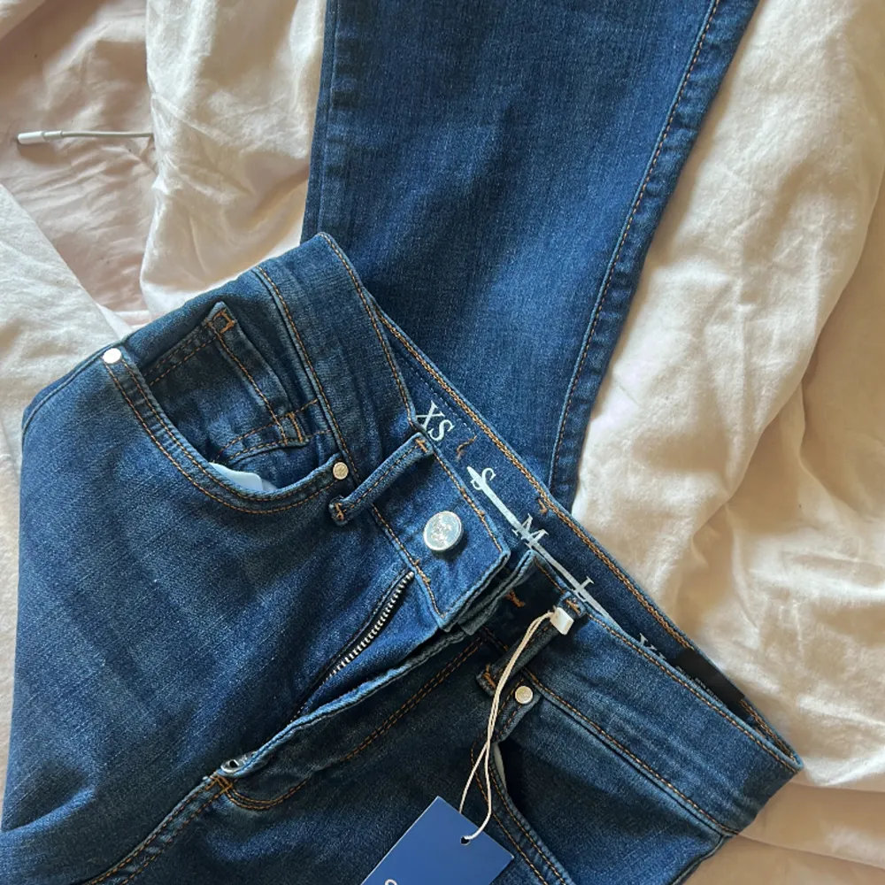 Säljer dess mörkblåa jeansen i storlek XS från Bikbok men är köpta på Sellpy. De är i nyskick och säljs pågrund av att dom är försmå för mig 💕. Jeans & Byxor.