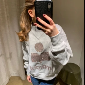 Isabel marant  - Säljer denna fina Isabel marant tröjan fast i svart. Använd 2 gånger. Nypris ungefär 3500. Priset kan diskuteras. 